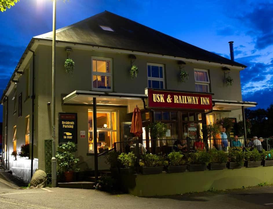 Usk And Railway Inn Sennybridge Extérieur photo